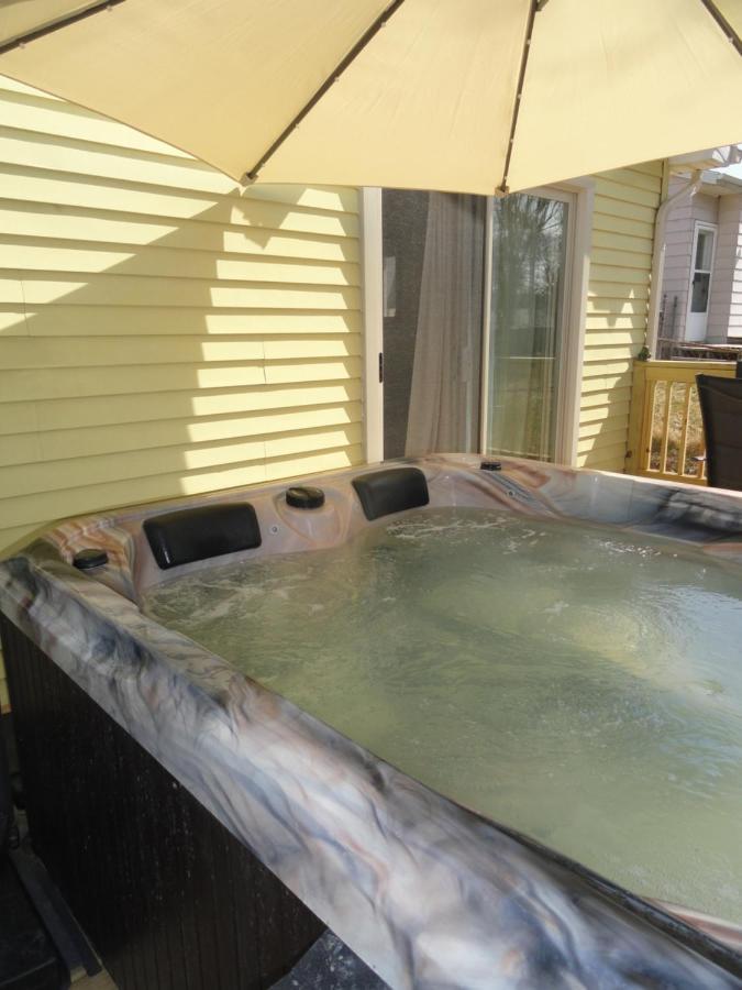 Outdoor Hot Tub&Cozy King Bed Appartement Lansing Buitenkant foto